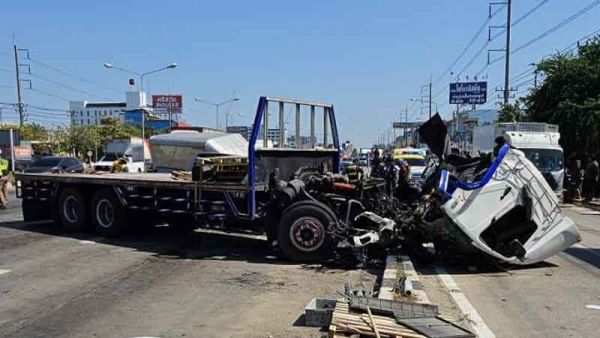 รถพ่วง พุ่งข้ามเลน ชนกระบะเลนสวน 3 คัน พังยับ ชายวัย59-ร.ต.อ.วัย59 เสียชีวิต