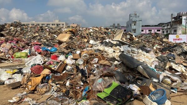 ขยะจำนวนมากถูกนำมากงอรวมกันไว้ เพื่อรอนำไปทิ้ง