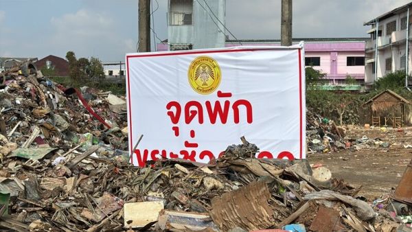 เจ้าหน้าที่นำป้ายมาติดไว้ ใช้เป็นจุดพักขยะชั่วคราว