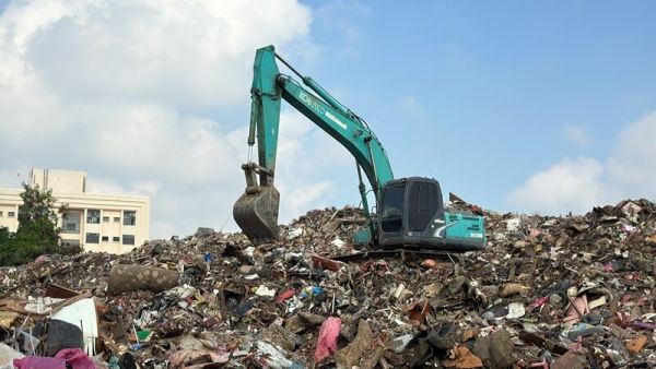 เจ้าหน้าที่เร่งโกยขยะเพื่อเพิ่มพื้นที่ รองรับขยะที่กำลังขะถูกเข้ามาใหม่