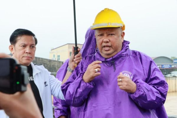 นายกแป้น ลั่นไม่ออก2