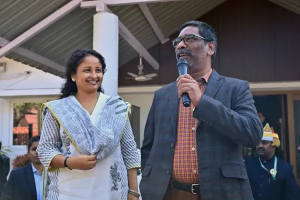 After lifting of ban on JSSC CGL exam results, candidates reached Chief Minister's residence, expressed gratitude to Hemant Soren and Kalpana Soren 6 WhatsApp Image 2025 12 04 at 18.11.07 014d1b04