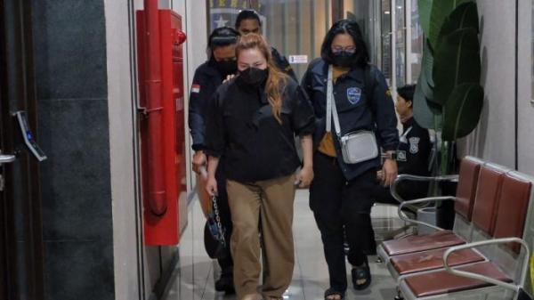 ISA MARIANA DITANGKAP - Selebgram Lisa Mariana tertunduk saat ditangkap Direktorat Reserse Siber Polda Jabar dalam kasus video syurnya bersama seorang pria bertato.