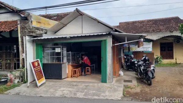 Suasana Warung Makan Nusantara di Jalan Garuda, Kepanjen, Banguntapan, Bantul yang menggratiskan makan pemilik KTP Aceh, Sumut dan Sumbar di Jogja akibat terdampak bencana alam, Rabu (3/12/2025). Suasana Warung Makan Nusantara di Jalan Garuda, Kepanjen, Banguntapan, Bantul yang menggratiskan makan pemilik KTP Aceh, Sumut dan Sumbar di Jogja akibat terdampak bencana alam, Rabu (3/12/2025).