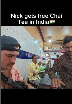 Diberi Teh Gratis, Vlogger Amerika Terpukau dengan Keramahan Orang India Diberi Teh Gratis, Vlogger Amerika Terpukau dengan Keramahan Orang India