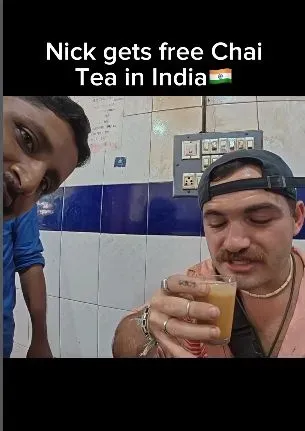 Diberi Teh Gratis, Vlogger Amerika Terpukau dengan Keramahan Orang India Diberi Teh Gratis, Vlogger Amerika Terpukau dengan Keramahan Orang India