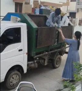 ! Ibu Ini Rutin Buatkan Teh untuk Petugas Kebersihan