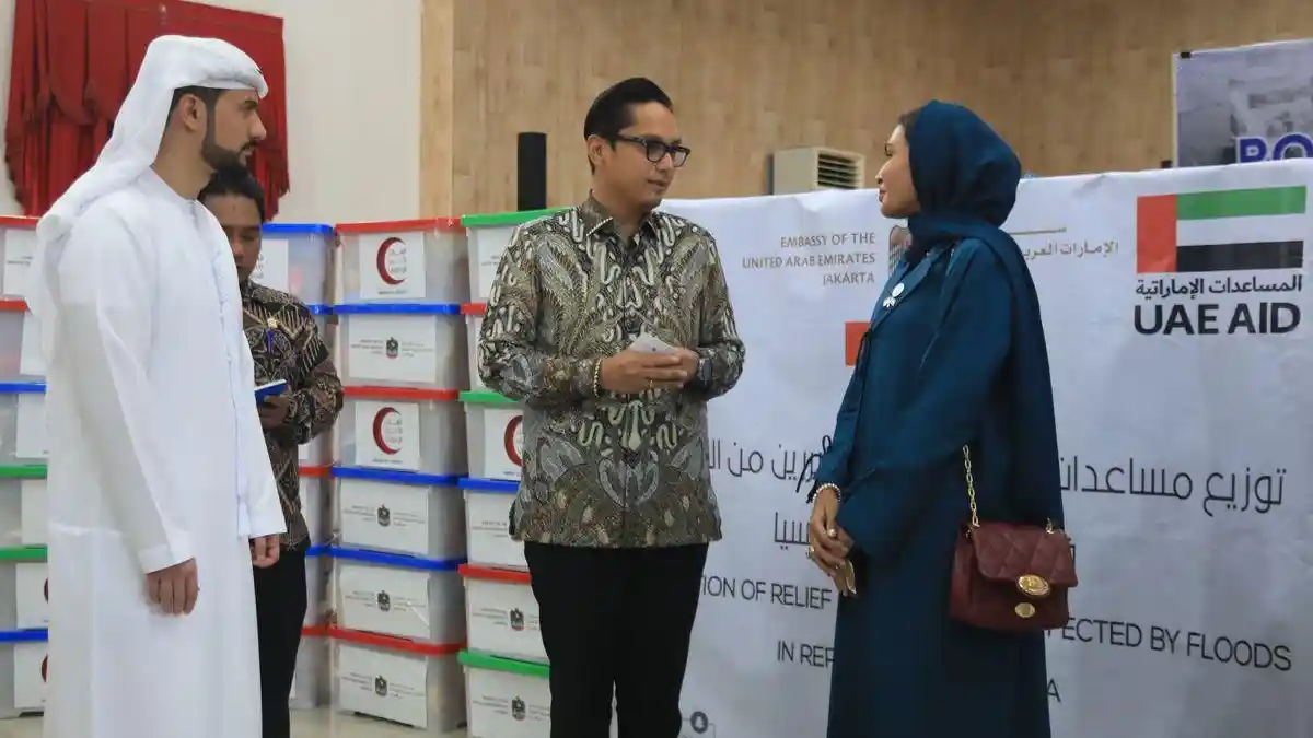 KEMBALIKAN BANTUAN - Wali Kota Medan, Rico Bayu Tri Putra Waas bersama perwakilan Uni Emirat Arab (UEA) saat menyerahkan bantuan beras di Posko Bantuan Bencana Kota Medan, Gedung PKK, Medan Petisah, Sabtu (13/12/2025). Wali kota Medan mengembalikan beras dari UEA dengan alasan regulasi. 