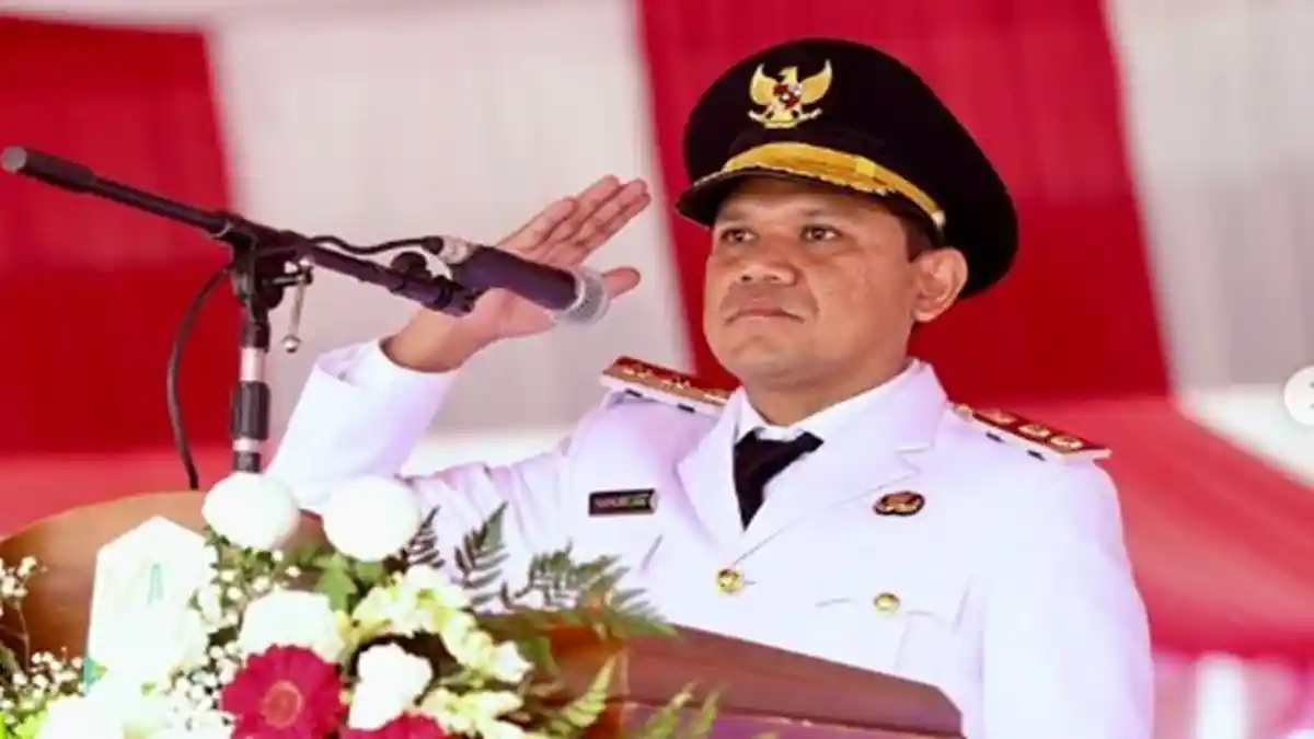 WAGUB ACEH TERCEBUR - Wakil Gubernur Aceh, Fadhlullah (Dek Fadh), yang jadi sorotan setelah mengalami insiden tercebur ke sungai saat melakukan kunjungan kerja ke Pameu, Kecamatan Rusip Antara, Kabupaten Aceh Tengah, Minggu (21/12/2025). 