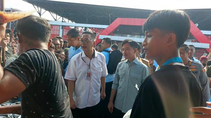 WAPRES RI - Wapres RI, Gibran Rakabuming Raka, di Pasar Bersehati, Manado, Sulawesi Utara, Selasa (23/12/2025). Ia menanyakan harga ikan laut kepada para pedagang.