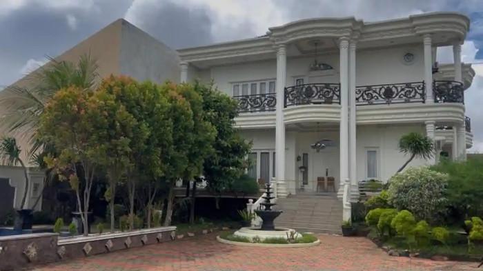 RUMAH KORBAN - Tampak rumah mewah di BBS Kota Cilegon Provinsi Banten yang menjadi lokasi pembunuhan, Rabu, (17/12/2025). Korban meninggal dunia seorang bocah NAHM berusia 9 tahun, anak dari H. Maman Suherman seorang pengusaha sekaligus Dewan Pakar Partai Keadilan Sejahtera (PKS) Kota Cilegon.