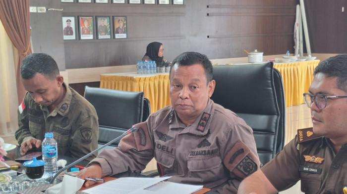 Kepala Kejaksaan Negeri (Kajari) Bangka Tengah Padeli (tengah) saat memberikan keterangan kepada awak media, Kamis (11/12/2025).