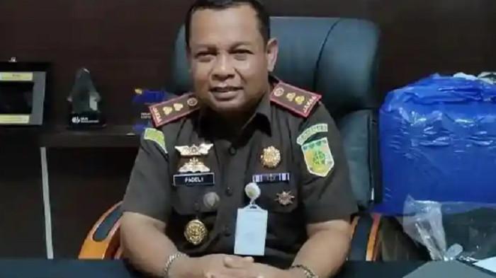 PADELI -- Mantan Kepala Kejaksaan Negeri Enrekang, Padeli, saat ditemui di ruangannya, Kabupaten Enrekang, Sulawesi Selatan, Rabu (12/2/2025). Kejaksaan menetapkan P dan SL sebagai tersangka atas dugaan penerimaan uang sebesar Rp840 juta.