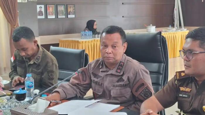 TERSANGKA SUAP - Kepala Kejaksaan Negeri (Kajari) Bangka Tengah Padeli (tengah) saat memberikan keterangan kepada awak media, Kamis (11/12/2025). Kejaksaan Agung menetapkan Padeli sebagai tersangka dugaan korupsi berupa penerimaan uang penanganan perkara penyalahgunaan dana BAZNAS di Enrekang Sulawesi Selatan.