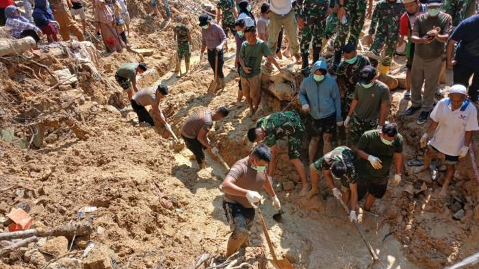 Pencarian korban banjir dan longsor