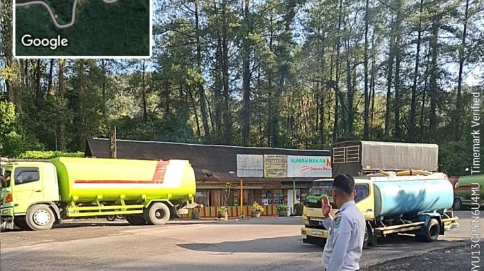 TITIK KEMACETAN JALAN: Personel Dishub Provinsi Sumbar saat bertugas di tikungan di Sitinjau Lauik, Selasa (23/12/2025). Kabid Darat Dishub Sumbar, Momon sebut terdapat tiga potensi titik kemacetan di jalan provinsi pada Natal dan tahun baru 2026, Lembah Anai, Sitinjau Lauik dan Pasar-pasar di Agam serta Tanah Datar.