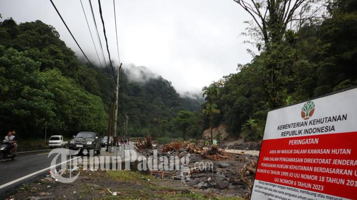 PUTUS TOTAL- Jalan Padang-Bukittinggi putus total setelah jalan dekat Mega Mendung, Lembah Anai, Tanah Datar, Sumbar tergerus air sungai, Jumat (28/11/2025). Kendaraan terpaksa berbalik arah karena tidak ada jalan yang bisa dilewati