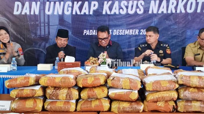 KASUS NARKOTIKA SUMBAR - Kepala BNNP Sumatera Barat Brigjen Polisi Ricky Yanuarfi menyampaikan catatan akhir tahun pengungkapan kasus narkotika sepanjang 2025 saat konferensi pers di Kantor BNNP Sumbar, Padang, Selasa (23/12/2025). BNNP Sumbar mencatat pengungkapan 14 kasus narkotika dengan 37 tersangka yang merupakan jaringan bandar hingga kurir.