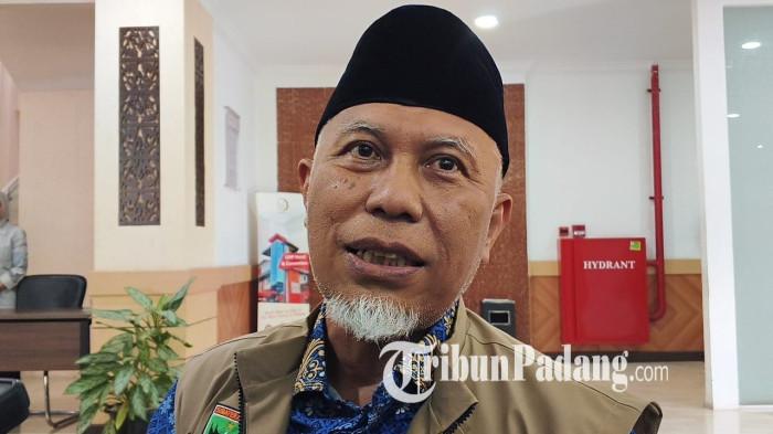 KASUS PENYIMPANGAN SEKSUAL- Gubernur Sumatera Barat Mahyeldi Ansharullah memberikan keterangan kepada wartawan di Universitas Negeri Padang (UNP), Rabu (17/12/2025), terkait dugaan tindakan asusila yang dilakukan seorang oknum guru SMA di Kota Padang. Mahyeldi menegaskan pelaku kini sedang diproses sesuai aturan dan menekankan guru harus menjadi teladan bagi masyarakat.