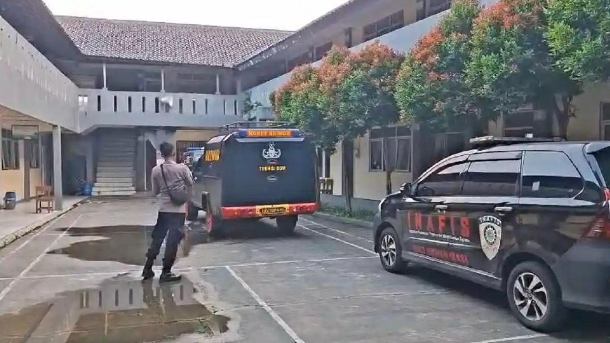 TEROR BOM - Tim Jibom dan gegana melakukan penyisiran terhadap 10 sekolah di Depok yang menerima ancaman teror bom, Selasa (23/12/2025). Setelah dilakukan penyisiran, tim Jihandak Brimob Polri tak menemukan barang mencurigakan maupun bahan peledak