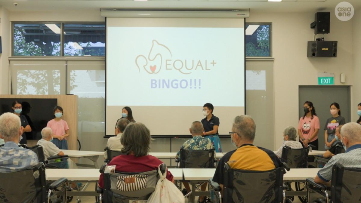 Sesi bersama peserta lansia yang diadakan sebagai bagian dari program Haydays with Horses, yang bertujuan untuk memanfaatkan kekuatan terapeutik kuda untuk meningkatkan kesehatan dan kesejahteraan para lansia.