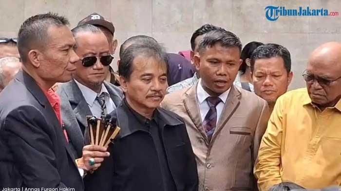 IJAZAH ASLI JOKOWI - Roy Suryo, Rismon Hasiholan Sianipar, dan Tifauziah Tyassuma atau dokter Tifa di Polda Metro Jaya, Kamis (13/11/2025). Reaksi Roy  Suryo Cs saat ijazah asli Jokowi ditunjukkan diungkap Lechumanan baru-baru ini.