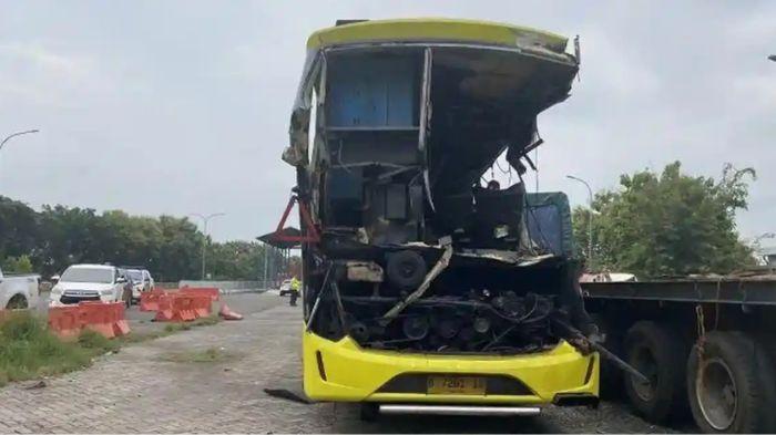 Kondisi bus PO Cahaya Trans yang mengalami kecelakaan di Tol Trans Jawa, tepatnya di Simpang Susun Krapyak, Semarang, Jawa Tengah, Senin (22/12/2025). Unit bus tersebut diletakkan di Gerbang Tol Muktiharjo Kota Semarang.
