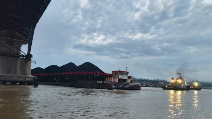 JEMBATAN DITABRAK TONGKANG - DPRD Kaltim menyoroti terkait pengolongan prosedur kapal hingga terjadinya insiden ditabraknya aset pemerintah daerah, Jembatan Mahakam Ulu (Mahulu) di Kota Samarinda, Provinsi Kalimantan Timur (Kaltim) oleh kapal tongkang bermuatan batubara Selasa (23/12/2025) pukul 05.30 Wita. (TRIBUNKALTIM.CO/MOHAMMAD FAIROUSSANIY)