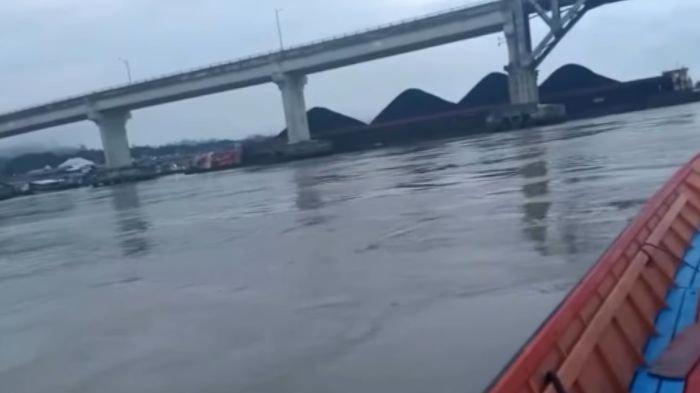 JEMBATAN MAHULU DITABRAK  - Video viral kabal ponton tabrak Jembatan Mahulu Samarinda, Selasa (23/12/2025).