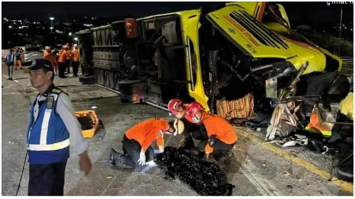 EVAKUASI - Proses evakuasi korban kecelakaan bus antarkota PO Cahaya Trans terguling hebat di ruas simpang susun exit Tol Krapyak, Kota Semarang, Senin (22/12/2025).