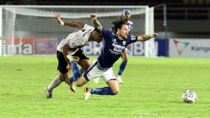 PROFIL MARC KLOK - Gelandang Persib Bandung, Marc Klok (kanan) terjatuh dijegal bek Madura United, Jaime Xavier pada laga pekan kelima belas BRI Liga 1 2021-2022 di Stadion Manahan, Solo, Jawa Tengah, Sabtu (4/12/2021) malam. Sosok Marc Klok itu, merupakan pemain Persib Bandung yang dulunya pernah juara bareng klub Liga 1 PSM Makassar dan Persija Jakarta. Tribunnews/Muhammad Nursina