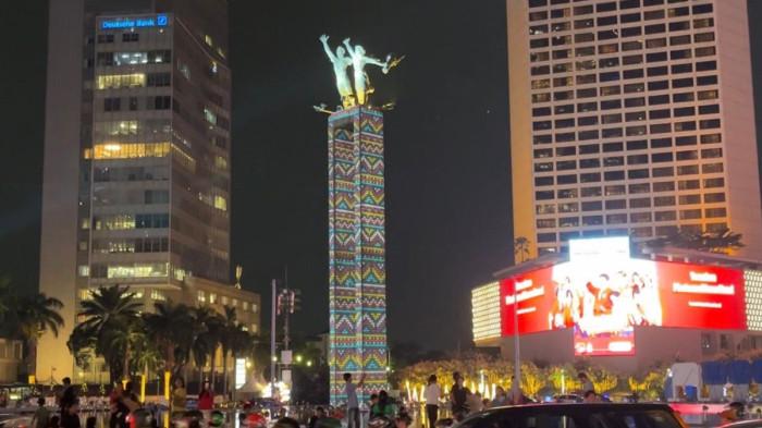 JAKARTA LIGHT FESTIVAL - Gemerlap warna dan irama cahaya menyelimuti Bundaran Hotel Indonesia (HI), Jakarta Pusat, melalui gelaran Jakarta Light Festival. Festival ini berlangsung selama lima hari, mulai Selasa (23/12/2025) hingga Sabtu (27/12/2025), dan dapat dinikmati masyarakat setiap malam pukul 18.00–22.00 WIB.