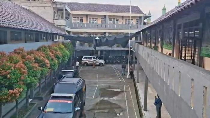 Tim Penjinak Bahan Peledak (Jihandak) Gegana Brimob Polri melakukan pengecekan di salah satu sekolah yakni SMA Arrahman. Sebanyak 10 sekolah di wilayah Depok, Jawa Barat menjadi target  ancaman teror bom pada Selasa (23/12/2025) hari ini.