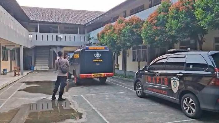 Tim Jibom dan gegana melakukan penyisiran terhadap 10 sekolah di Depok yang menerima ancaman teror bom, Selasa (23/12/2025).