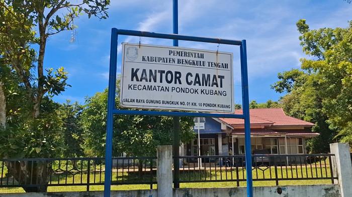 DICOPOT - Suasana kantor Camat Pondok Kubang Kabupaten Bengkulu Tengah, Rabu (24/12/2025). Baru tiga bulan menjabat, Camat Pondok Kubang Kabupaten Bengkulu Tengah, Hendri Irawan, diminta untuk dicopot dari jabatannya.