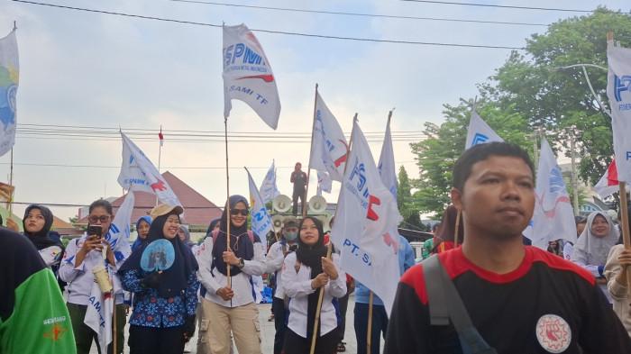 AKSI BURUH - Aksi buruh di depan Balaikota Semarang, Selasa (23/12/2025).