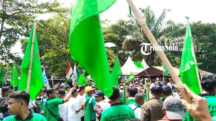 ILUSTRASI. Ratusan buruh di Kabupaten Karanganyar peringati hari Buruh Internasional di depan Kantor Bupati Karanganyar, Kamis (1/5/2025). UMK di Boyolali masih tak sesuai harapan buruh walau sudah ada kenaikan.