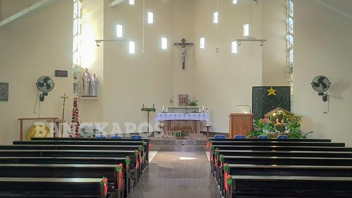 PERSIAPAN IBADAH -- Beberapa orang panitia ketika mempersiapkan ibadah Natal di Gereja Katolik Paroki Santa Maria, Toboali, Kamis (24/12/2025). Dipastikan pelaksanaan ibadah di gereja tersebut telah 90 persen siap.