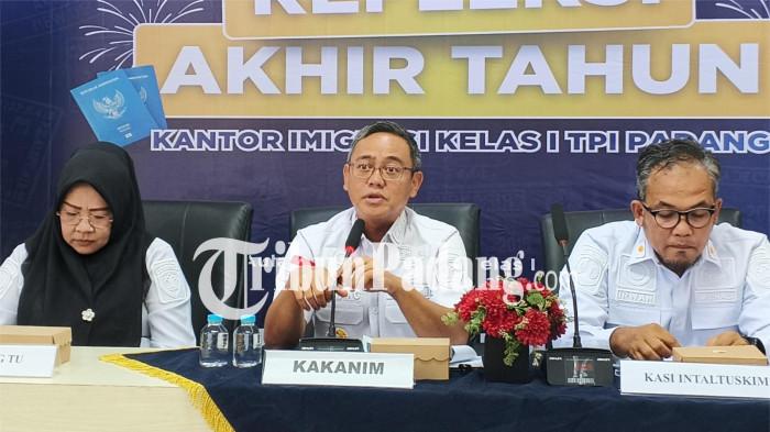 REFLEKSI AKHIR TAHUN- Kepala Kantor Imigrasi Kelas I TPI Padang, Murdo Danang Laksono, menyampaikan capaian kinerja keimigrasian sepanjang tahun 2025 dalam kegiatan refleksi akhir tahun di Padang, Rabu (24/12/2025). Danang, menyebutkan jumlah tersebut terdiri dari permohonan paspor biasa 24 halaman, paspor biasa 48 halaman, serta paspor elektronik (e-paspor) 48 halaman, baik untuk pemohon baru maupun penggantian.