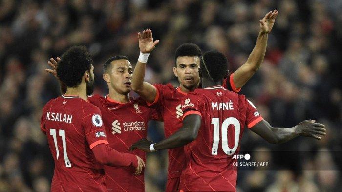PERAYAAN GOL - Striker Liverpool asal Senegal Sadio Mane merayakan dengan rekan satu timnya setelah mencetak gol ketiga timnya selama pertandingan sepak bola Liga Premier Inggris antara Liverpool dan Manchester United di Anfield di Liverpool, barat laut Inggris pada 19 April 2022. (Foto arsip April 2022).