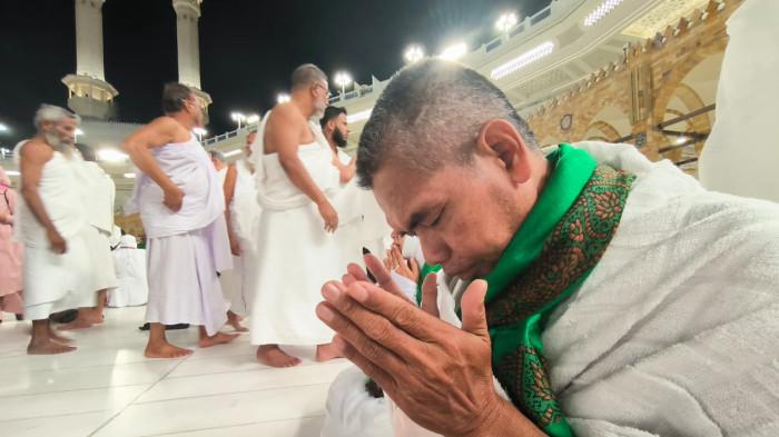 seorang pria muslim sedang berdoa di tempat suci Mekkah al-Mukarramah, Jumat (19/12/2025). Ilustrasi untuk bacaan Sholawat Jibril.