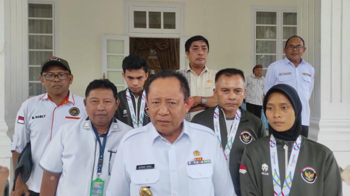 ATLET GORONTALO -- Gubernur Gorontalo, Gusnar Ismail, saat diwawancarai wartawan di Rudis Gubernur Gorontalo, Rabu (24/12/2025). Gubernur Gusnar menyambut dua atlet Gorontalo yang kembali dari berlaga di SEA Games Thailand 2025.