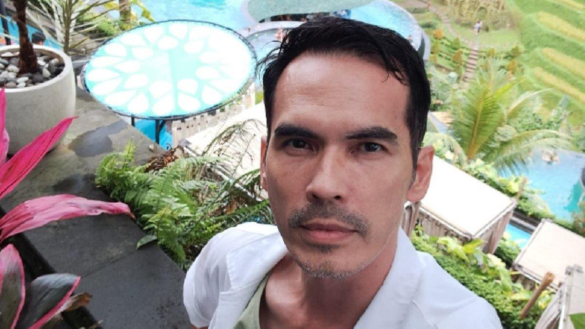 ATALARIK SYACH - Profil aktor Atalarik Syach. Atalarik Syach disorot usai rumahnya di kawasan Cibinong, Jawa Barat, dibongkar aparat kepolisian pada Kamis (15/5/2025).