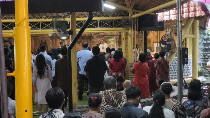 MISA NATAL - Suasana Gereja Santa Maria Puhsarang, Kabupaten Kediri saat Misa Natal 2025 dengan khidmat pada Kamis 25 Desember 2025 pagi.