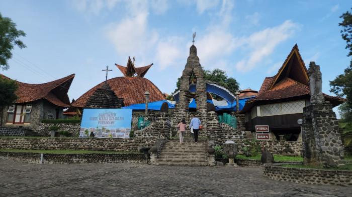 MISA NATAL - Suasana Gereja Santa Maria Puhsarang, Kabupaten Kediri saat Misa Natal 2025 dengan khidmat pada Kamis 25 Desember 2025 pagi.