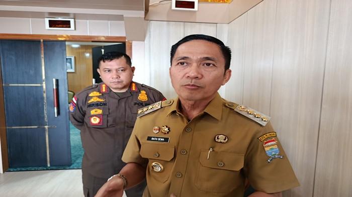 BERI KETERANGAN - Walikota Palembang Ratu Dewa mengungkapkan, Pemkot akan menambah atau mempertebal personil dari Satuan Polisi Pamong Praja (Sat Pol PP) dibeberapa titik lampu merah rawan tindak pidana di kota Palembang.