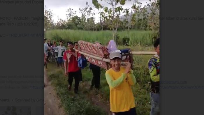 PASIEN - Tangkapan layar pasien hendak melahirkan terbujur lemah mengenakan daster hitam di atas kursi berwarna merah ditandu  kursi dengan dua bambu di ke dua sisi, pada Rabu (22/10/2025).
