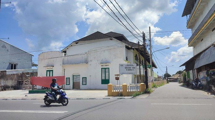 Pengendara melintas di depan bangunan food court Belitung di Jalan Sriwijaya, Tanjungpandan, Belitung, Rabu (5/6/2024).
