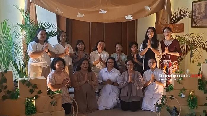 Jemaat berfoto di depan hiasan 