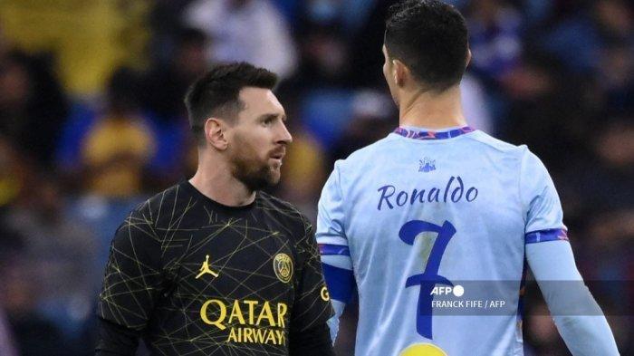MESSI VS RONALDO (ARSIP 2023) - Penyerang Paris Saint-Germain Argentina Lionel Messi (kiri) berjalan melewati penyerang Portugal All-Star Riyadh Cristiano Ronaldo (kanan) selama pertandingan sepak bola Piala Musim Riyadh antara Riyadh All-Stars dan Paris Saint-Germain di Stadion King Fahd di Riyadh pada 19 Januari 2023.